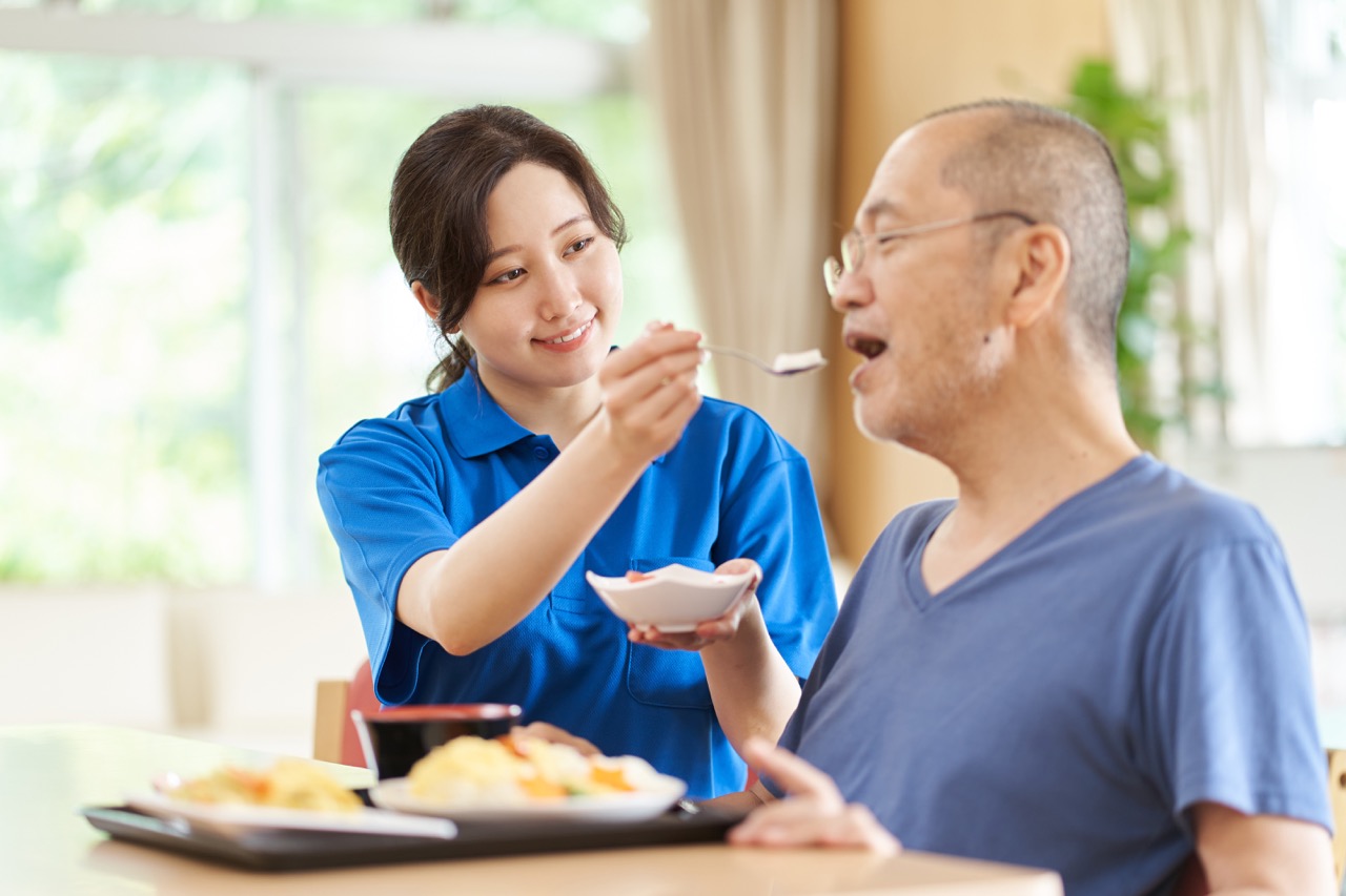 A Comprehensive Guide to Helping Seniors Eat Well